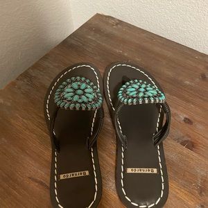 Bernardo sandal. Mosaic sandal cocoa/Turquoise